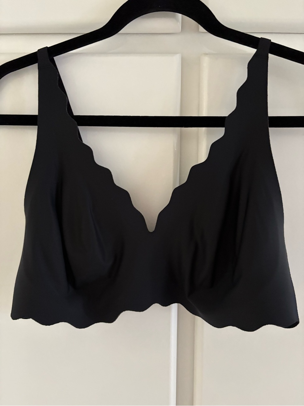 Seamless Scalloped V-Neck Bralette - Black